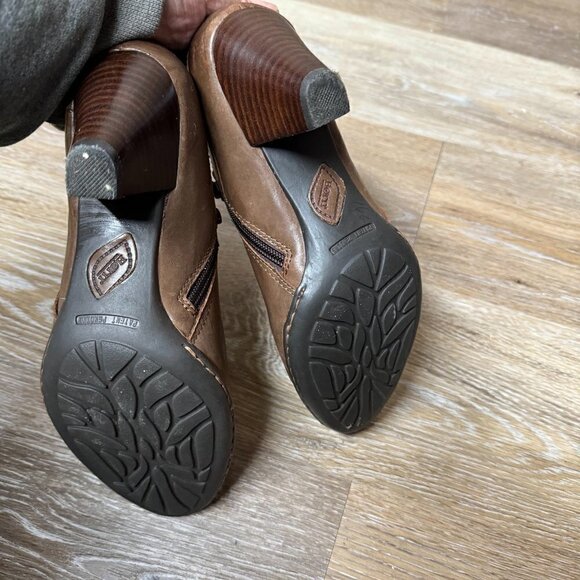 BORN  Women's Calixta Button Brown Side Zip Booties Size 6 - Picture 5 of 7